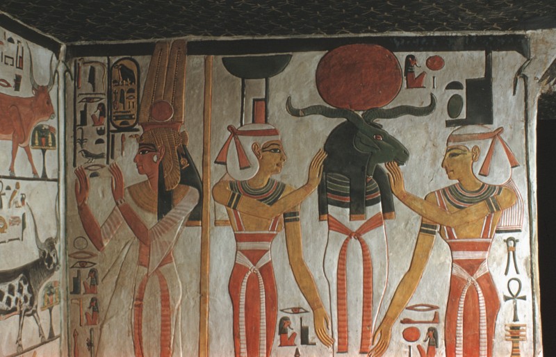 Nefertari im Gebet, der Widdergott zwischen Isis und Nephtys