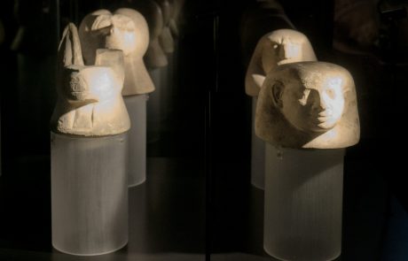 KANOPENDECKEL Spätzeit, 6. - 3. Jh. n. Chr. | Fundort unbekannt | Kalkstein | Aberdeen