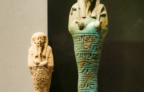 Zwei Uschebtis des Pharao Psusennes I., 3. Zwischenzeit, 21. Dynastie, um 1000 v. Chr. Kupfer | Tanis | ÄS 5318, @ J. Heissinger
