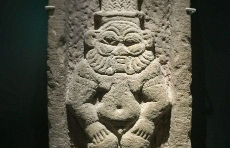 KLEINWÜCHSIG UND MIT FRATZENHAFTEM GESICHT erscheint Bes, der vor allem Schwangeren hilft und vor wilden Tieren und Dämonen schützt. Er gehört zu den Gottheiten des häuslichen Bereichs. Als göttlicher Geburtshelfer tritt er oft in Tempeln anderer Götter auf.