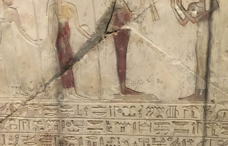 HIEROGLYPHISCHE INSCHRIFTEN finden sich häufig auf Stelen und Statuen aus Stein oder bemaltem Holz. Sie geben Namen und Titel der Besitzer wieder und enthalten Opferformeln oder Anrufungen an Gottheiten. Die Stele gehört einer Sängerin des Gottes Min namens Taber. Ihr Titel „Sängerin" ist mit einer Hieroglyphe geschrieben, die eine stehende Frau mit Sistrum (rasselartiges Musikinstrument) zeigt.