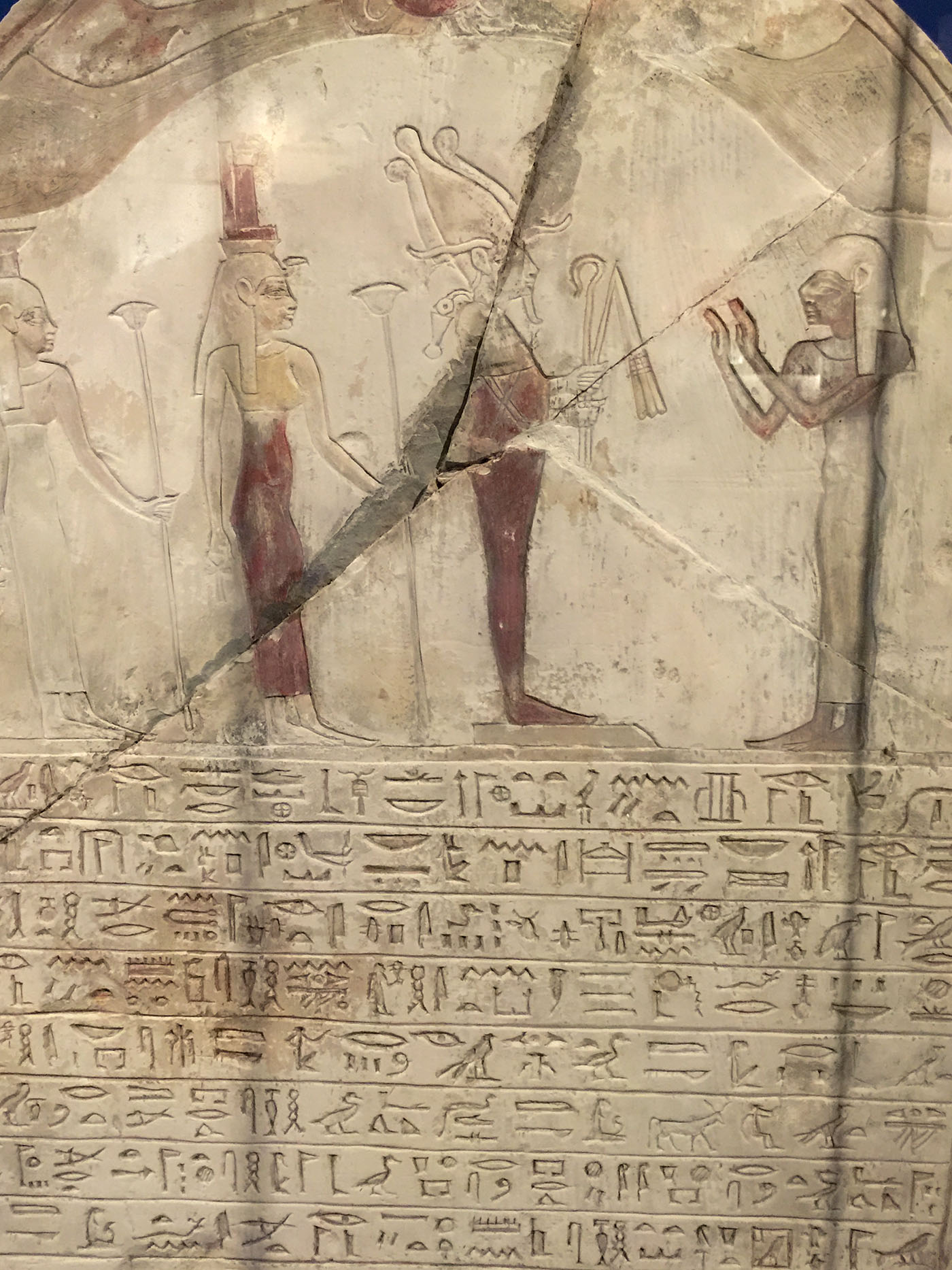 HIEROGLYPHISCHE INSCHRIFTEN finden sich häufig auf Stelen und Statuen aus Stein oder bemaltem Holz. Sie geben Namen und Titel der Besitzer wieder und enthalten Opferformeln oder Anrufungen an Gottheiten. Die Stele gehört einer Sängerin des Gottes Min namens Taber. Ihr Titel „Sängerin" ist mit einer Hieroglyphe geschrieben, die eine stehende Frau mit Sistrum (rasselartiges Musikinstrument) zeigt.
