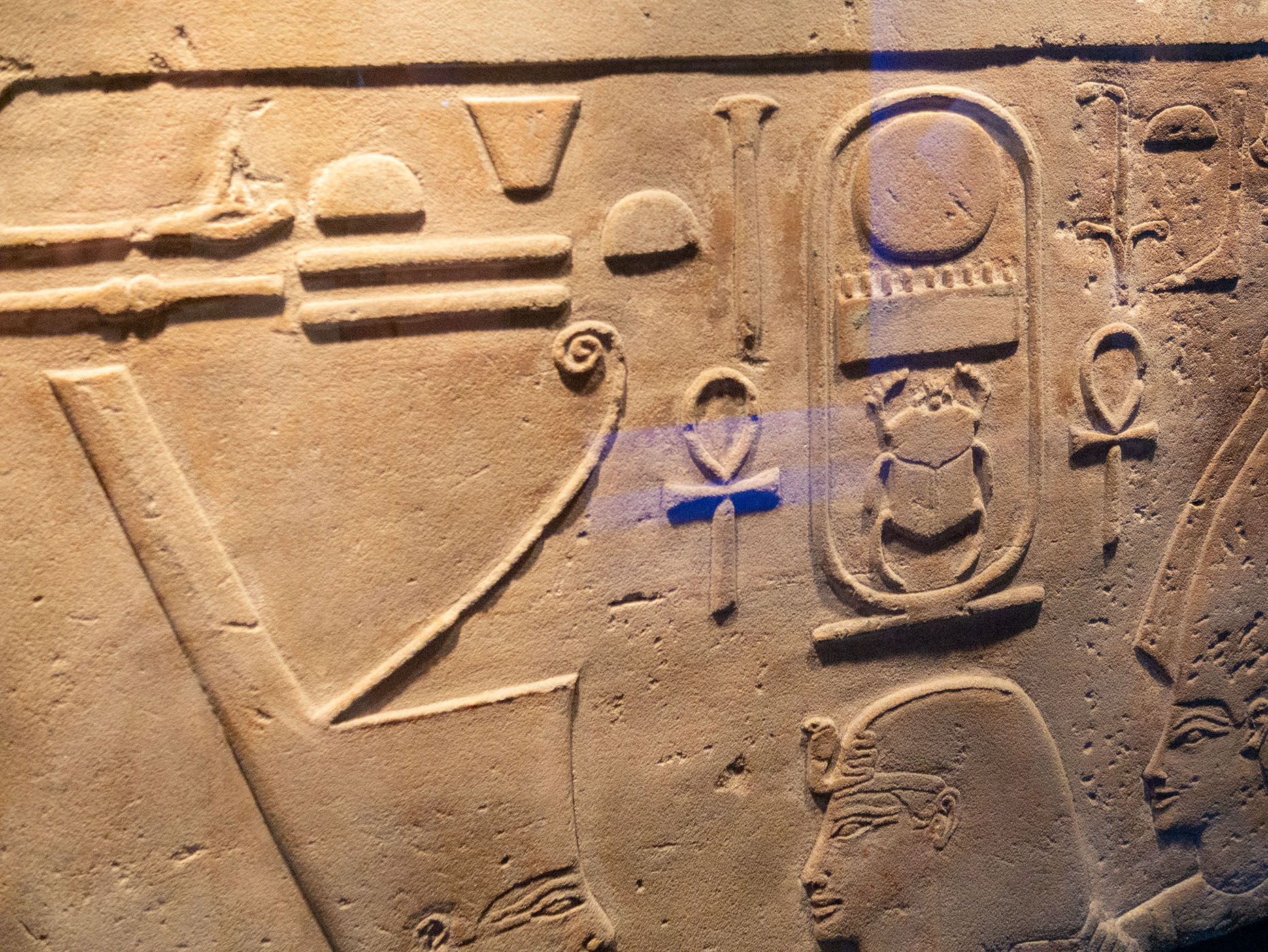 DAS PFEILERRELIEF ZEIGT THUTMOSES III. zwischen den Wappengöttinen für Untergägypten - Wadjet (links), und Oberägypten - Nechbet (rechts). Beide Göttinnen sichern dem König in der Inschrift Leben zu.