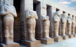 Tempel von Karnak - Hinter dem Eingang öffnet sich ein Hof - umgeben von kolossalen Königsstatuen