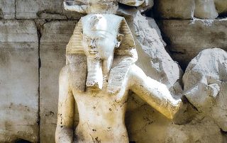 Tempel von Karnak - Fragment einer Statuengruppe Amenophis II bei der Granitkapelle